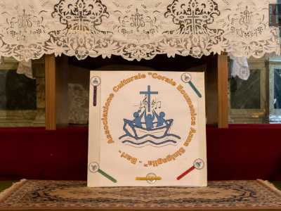 Sull�altare � anche posizionato il logo dell�associazione che da oltre vent�anni si occupa della chiesa. � intitolata ad Anna Sinigaglia, componente della chiesa evangelica Battista, che nel 1986 costitu� a Bari la prima corale ecumenica d�Italia